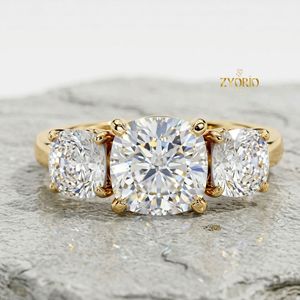 แหวนหมั้นทรงกลมประดับสามเม็ดทอง 14K ดีไซน์หรูหราแบบทริโลจี - Product Image 1