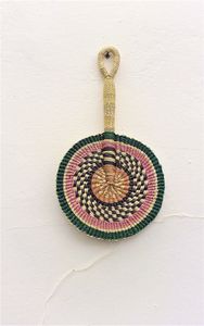 Éventail artisanal en jonc de mer tressé vert foncé, rose et or, accessoire de rafraîchissement traditionnel en feuilles de palmier pour l'intérieur de la maison - Product Image 2