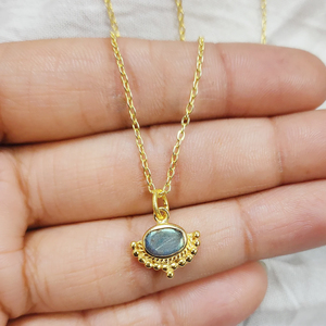 Collier Pendentif en Pierre Naturelle Ovale de Labradorite, Monture Chrétienne en Argent Sterling, Bijou Minimaliste de Créateur, 18 Pouces - Product Image 1