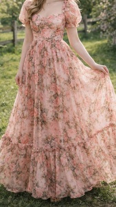 Nouvelle arrivée : Robe longue en mousseline fluide imprimée à la main avec motif floral, col cœur et manches courtes bouffantes - Product Image 2