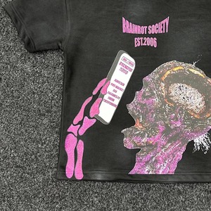 Brainrot Society Camiseta negra de manga corta para hombre con estampado de calavera y teléfono en color rosa, estilo urbano, cuello redondo, corte regular - Product Image 4