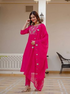 Ensemble Kurti en viscose et soie Mango pour femmes, avec broderies multiples, paillettes et travail manuel |   Pantalon droit - Product Image 5