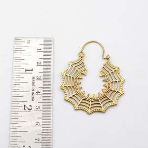 Boucle d'oreille tribale de déclaration de Web perlée d'araignée, boucle d'oreille de déclaration d'or et d'argent de boho d'art de mandala, cadeau pour elle. - Product Image 3