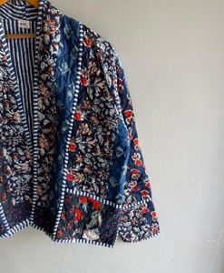 Chaqueta acolchada de algodón con estampado floral azul para mujer, abrigo de mezclilla con patchwork, ropa exterior informal de invierno con bolsillos, regalo para ella. - Product Image 3
