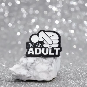 Spilla da Bavero Personalizzata a Forma di Lettera: Divertente e Creativa, Badge in Metallo con Scritta 'I Am an Adult' Personalizzabile - Product Image 5