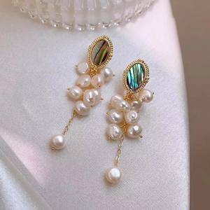 Boucles d'oreilles pendantes fines en nacre d'ormeau faites à la main avec perles d'eau douce, design de niche rétro de luxe, nouvelle collection tissée pure - Product Image 2