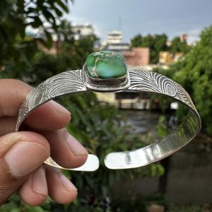 Brazalete Unisex Hecho a Mano en Plata 925 con Turquesa Dorada Sonora, Gema Vintage con Forma de Flor, Engaste en Bisel, Brazalete Fino - Product Image 4