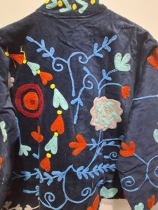 เสื้อแจ็คเก็ตสั้นปักลายซูซานีกำมะหยี่สุดฮิต ลายดอกไม้สไตล์โบโฮ พร้อมกระดุมทำมือ เสื้อแจ็คเก็ตสั้นปักลายกำมะหยี่ - Product Image 6
