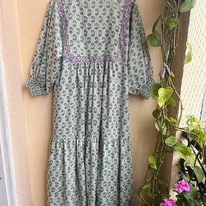 ชุดแมกซี่เดรสลำลองลายดอกไม้สำหรับผู้หญิงเสื้อคลุมผ้าฝ้ายอินเดียปักลายและพู่สำหรับฤดูร้อน - Product Image 3