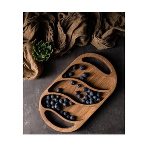 Plateau en bois Prestige pour l'agencement des aliments, conçu pour favoriser une hospitalité élégante et une excellence culinaire au quotidien - Product Image 1