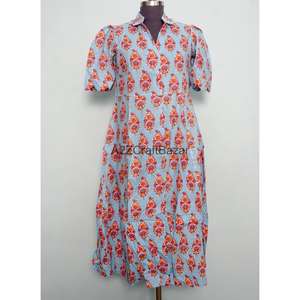 Robe décontractée en coton pour femme, col en V, manches courtes, silhouette trapèze, imprimé floral, longueur midi, avec poches, toucher doux, idéale pour l'été - Product Image 1