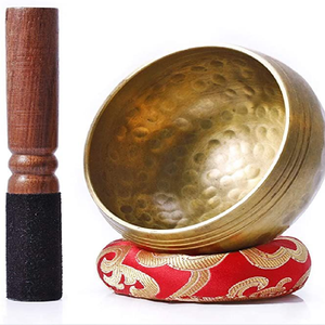 Juego de cuencos tibetanos tradicionales martillados a mano con base roja vibrante y mazo de madera, disponible a precios de mayorista. - Product Image 1