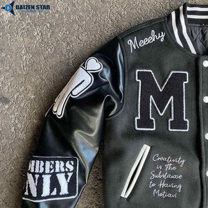 Veste universitaire pour homme en cuir PU noir avec patch brodé, design streetwear, vêtements d'automne - Product Image 4