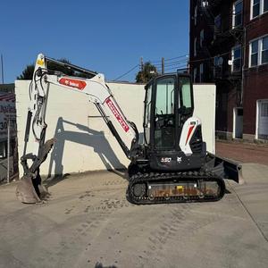 Mini-excavatrice Bobcat E50, excavatrice compacte polyvalente conçue pour les travaux d'excavation, de levage et de manutention de matériaux. - Product Image 3