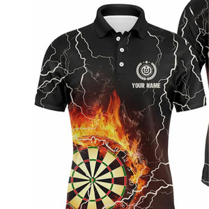 Chemise personnalisée sur le thème des fléchettes, impression personnalisée au dos avec motif de fléchettes éclairantes et ardentes, col rond à manches courtes - Product Image 2