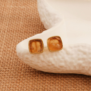 Boucles d'oreilles clous carrées en citrine plaquées or - Pierre précieuse taille coussin brute - Bijoux faits à la main chics pour le quotidien - Cadeau pour femme R - Product Image 5