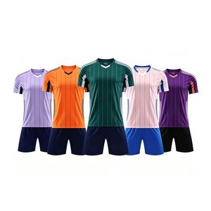 Ensemble de maillot de football personnalisé pour homme, sublimé, col en V, rayé, respirant, coupe athlétique, avec short - Product Image 5