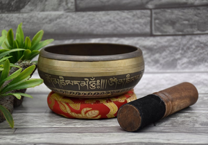 Cuenco tibetano artesanal de latón con mazo de madera y cojín bordado en rojo y dorado, estilo tibetano, para meditación y yoga. - Product Image 3