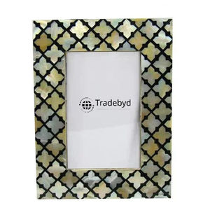 Elegante y Creativo Marco de Fotos de Lujo Hecho a Mano con Incrustaciones de Madreperla y Acabado Brillante por Tradebyd - Product Image 1