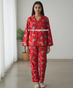 Ensemble de pyjama en coton imprimé animalier rouge, exquis et élégant, 100% coton respirant de qualité supérieure, séchage rapide, fabriqué à la main avec soin - Product Image 4