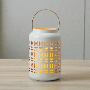 Linterna de acero blanca con recortes geométricos, decoración portátil para el hogar - Product Image 3
