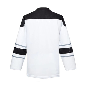 เสื้อฮอกกี้น้ำแข็งแบบสั่งทำพิเศษสำหรับทุกฤดูกาล ผลิตจากโพลีเอสเตอร์ 100% ระบายอากาศได้ดี พิมพ์ลายโลโก้ด้วยเทคนิค Sublimation ผลิตในปากีสถาน ขายส่งแบบ OEM สำหรับมืออาชีพ - Product Image 2