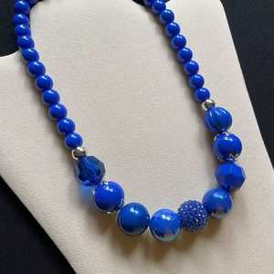 Collar de cuentas de resina azul, joyería de moda con cuentas facetadas redondas, pieza artesanal, collar de moda de resina. - Product Image 4