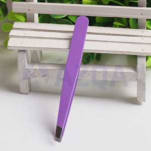 Pinzas para cejas de acero inoxidable con diseño de lunares rosas y punta inclinada, con cabezal angulado para dar forma a las cejas, depilar y cuidar el cabello. - Product Image 3