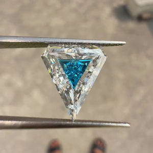 Diamant cultivé en laboratoire en forme de triangle inversé |   Diamant taille trillion avec centre bleu |   Diamant géométrique non monté pour bague personnalisée - Product Image 1