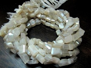 Cuentas de piedra lunar blanca natural en forma de pepita, con revestimiento místico plateado AB, en hilo de 8 pulgadas de largo. - Product Image 1