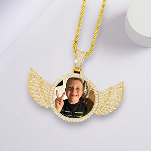 Colgante de Plata de Ley con Alas de Ángel y Moissanita, Marco Redondo Personalizado con Foto, Colgante de Recuerdo Chapado en Oro Unisex - Product Image 1