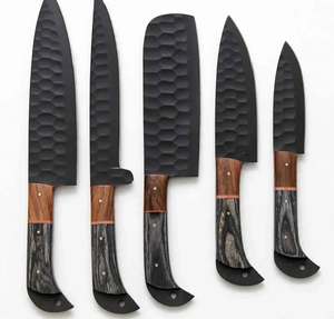 Juego de 5 utensilios de cocina artesanales de acero forjado con óxido negro, textura martillada de nido de abeja y mango de madera bicolor - Product Image 2