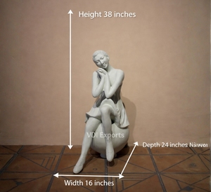 Statuette élégante de dame en résine polyester – Sculpture d'art féminin classique pour la décoration de mariages de luxe et l'aménagement d'événements - Product Image 1