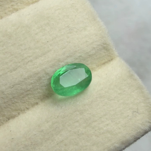 Esmeralda Colombiana Natural Certificada de 7x5 MM, Corte Ovalado, Color Verde Intenso, Piedra Preciosa Suelta de 0.98 Quilates - Product Image 1
