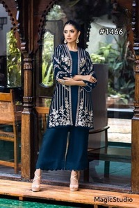 Elegante diseñador indio ropa de fiesta túnica de terciopelo encogimiento de hombros trabajo hecho a mano mangas bordadas emparejado pantalones de seda romana traje de vestir - Product Image 2