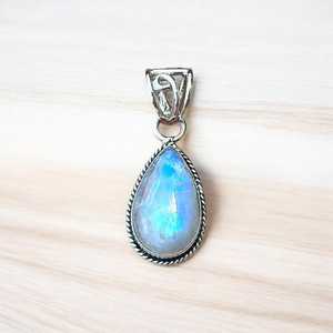 Pendentif Goutte d'Eau en Pierre de Lune Arc-en-Ciel, Argent Sterling 925, Fait Main, Bijou Bohème en Pierre Précieuse, Cadeau pour Femme - Product Image 4