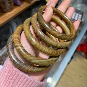 Brazalete de Madera Tallada de Diseño, Acabado Natural, Hecho a Mano, Estilo Moderno Vintage - Product Image 3