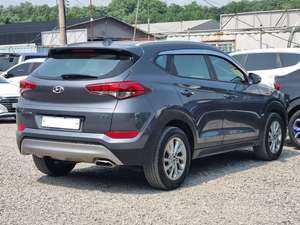 Tucson Gris Claro Usado 2018, SUV Diésel Económico 1.7L 2WD Automático, Llantas de Aleación R17, Vehículo Crossover Compacto de 5 Asientos - Product Image 2