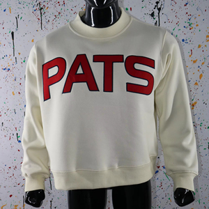 Sudadera PATS CREAM con cuello alto, 100% roja, con apliques bordados, cuello ancho, hilos finos - Product Image 1