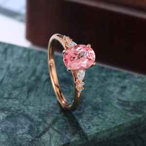 Bague de fiançailles ovale en saphir rose de laboratoire avec accent de diamant, or massif, bijou de mariée unique - Product Image 2