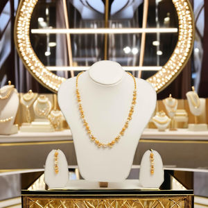 Ensemble collier long traditionnel plaqué or avec perles et perles mates, et boucles d'oreilles pendantes assorties, pour occasions festives et mariages. - Product Image 1