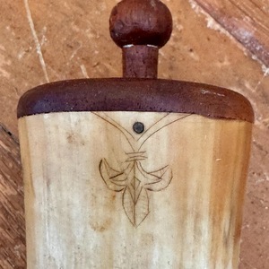 Correa de Cuero de Color Natural con Polvo de Cuerno de Búfalo Ecológico Hecho a Mano por ILAHI, Arte Folclórico, Arte Rústico, Feng Shui, Coleccionable - Product Image 3