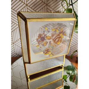 El marco metálico aporta un toque industrial discreto a su encanto lujoso, con un almacenamiento refinado que mejora tanto la organización como la decoración. - Product Image 3