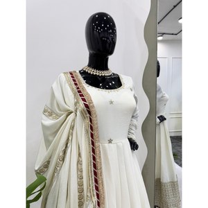 Robe de soirée XL avec bordure en dentelle à sequins - Product Image 2