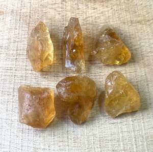 พลอยซิทรินดิบธรรมชาติ ควอตซ์สีเหลือง คริสตัลบำบัด หินประจำเดือนเกิดเดือนพฤศจิกายน ราคาขายส่งจำนวนมาก - Product Image 4