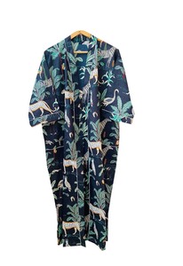 Robe kimono noire à imprimé animalier tropical |   Robe longue à nouer devant |   Robe de plage bohème d'été - Product Image 4