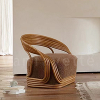 Sofá de lectura individual de ratán natural para espacios habitables interiores con espuma de alta resistencia para una comodidad y relajación excepcionales.