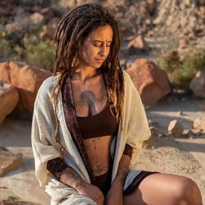 เสื้อคลุมคาร์ดิแกนสไตล์โบโฮ ลายชนเผ่า พร้อมลายบล็อกสีทอง เสื้อผ้าสำหรับงานเทศกาล เสื้อคลุมตัวนอกแบบโบฮีเมียนน้ำหนักเบา - Product Image 1