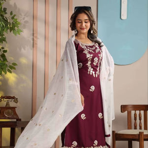 ชุดคุर्ติปักลายสีขาวสุดฮิต พร้อมกางเกงสีแดงเลือดหมูและผ้าคลุมไหล่ - Product Image 1