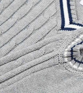 Gilet en tricot sans manches respirant et minimaliste pour homme, col en V, boutonné sur le devant, luxe discret - Product Image 4